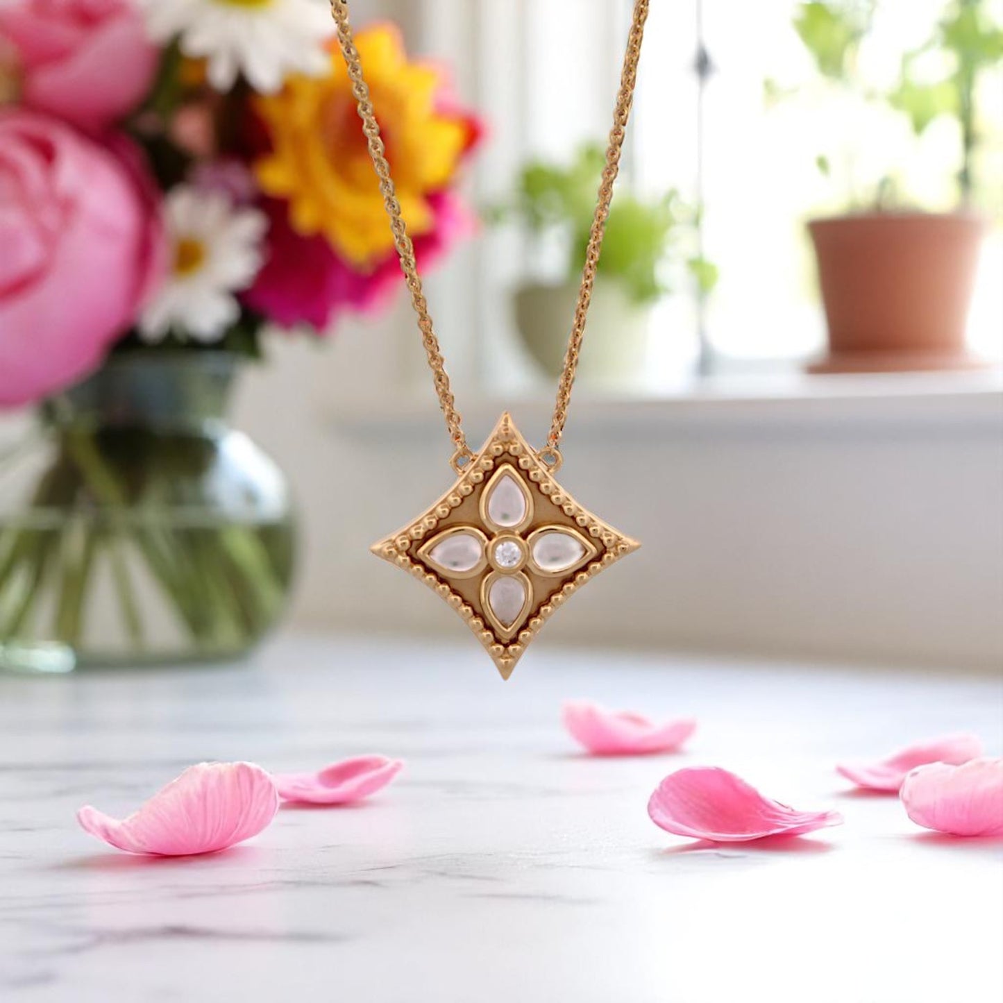 Dakota | 18K Yellow Gold | Mother of Pearl and Natural Diamond | Necklace