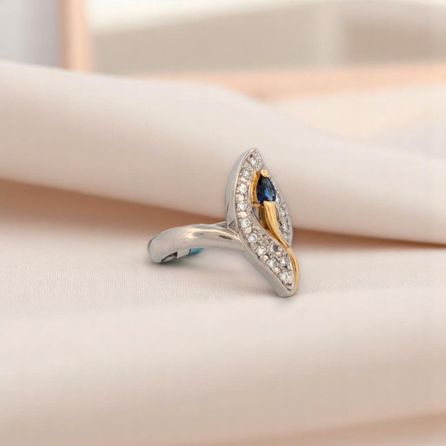 Viola | Platinum and 18K Yellow Gold | Sapphire and Natural Diamond | Ring