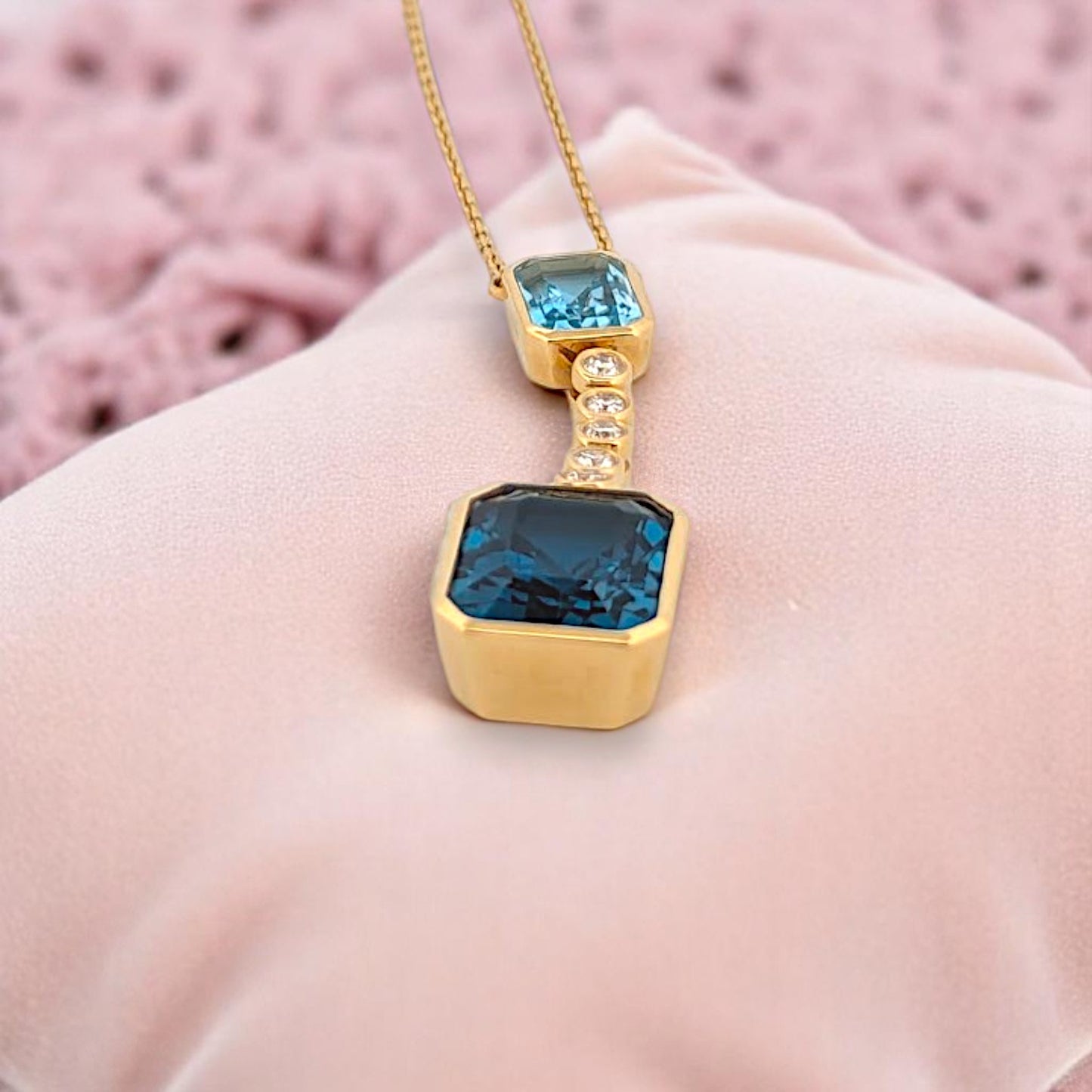 Esmeralda | 18K Yellow Gold | Topaz and Natural Diamond | Necklace