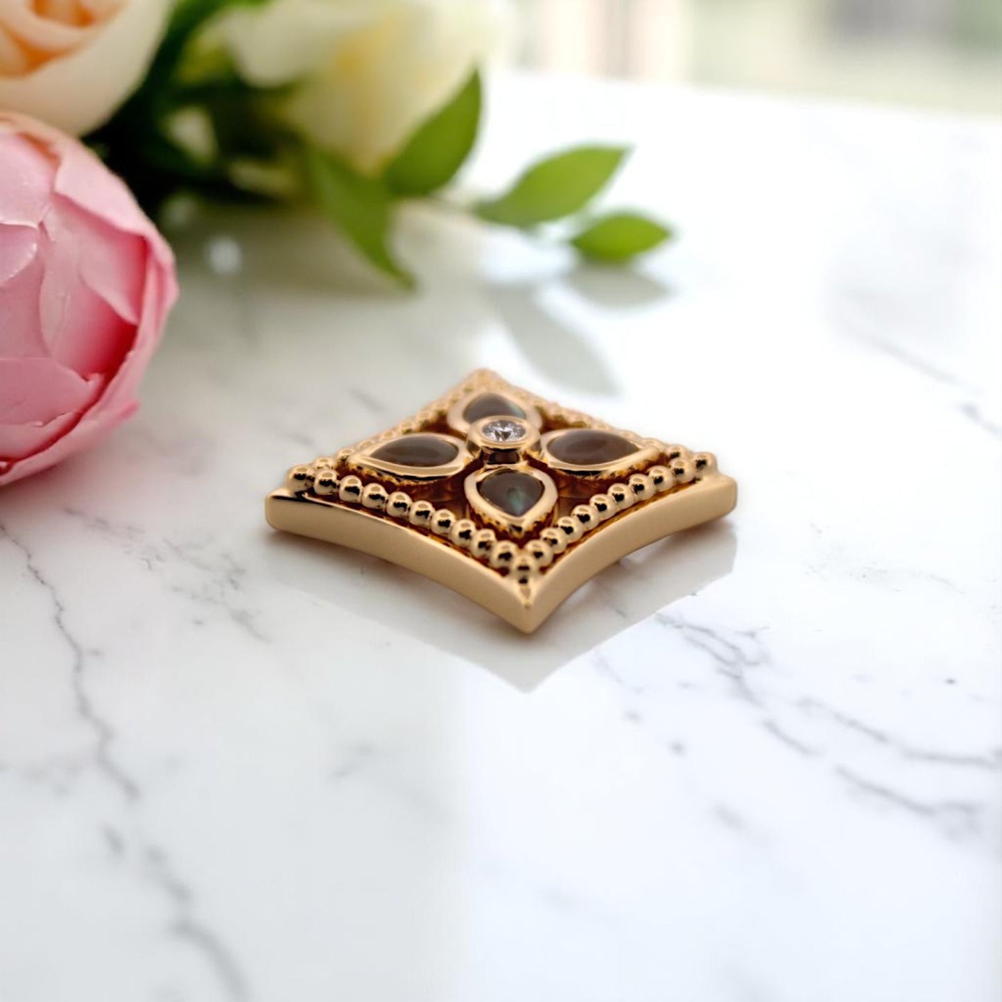 Dakota | 18K Yellow Gold | Mother of Pearl and Natural Diamond | Necklace