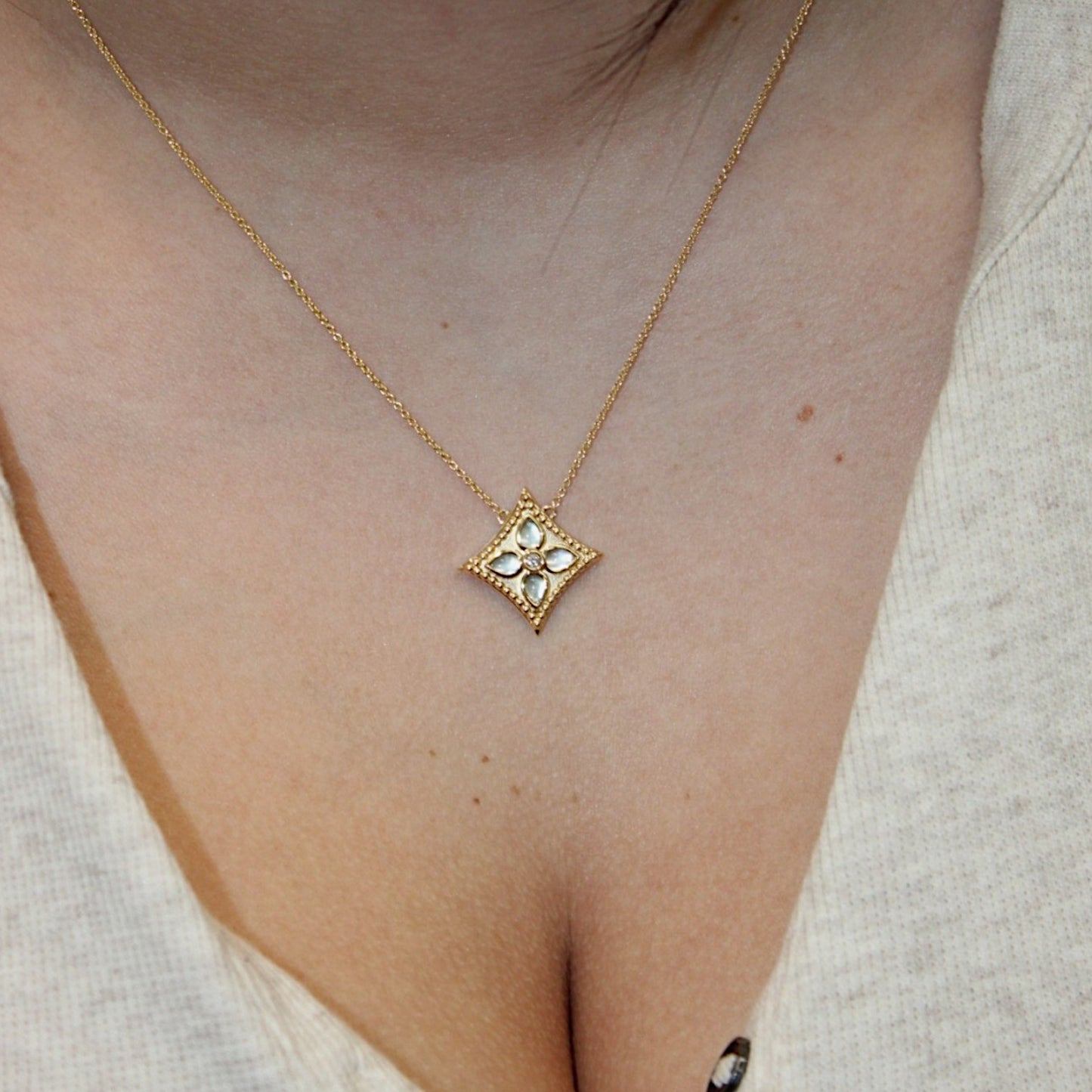 Dakota | 18K Yellow Gold | Mother of Pearl and Natural Diamond | Necklace