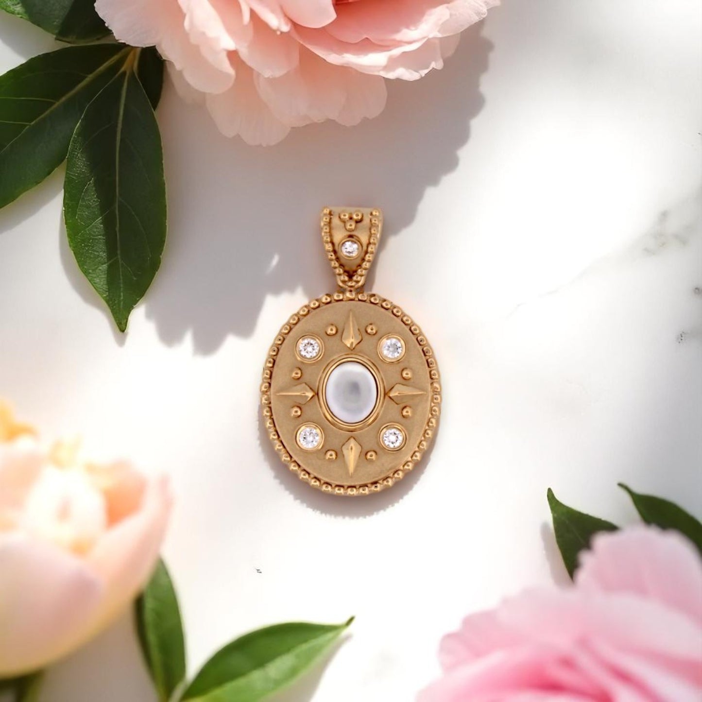 Belphoebe | 18K Yellow Gold Mother of Pearl and Natural Diamond | Necklace