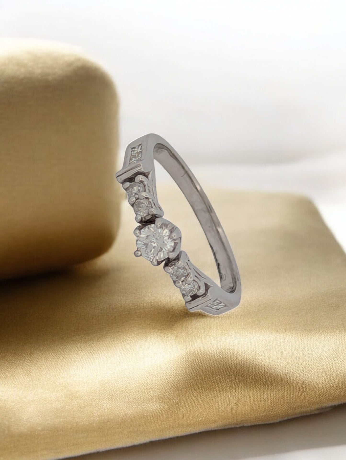 Rachel | 18K White Gold Ring with 0.49 CTW Natural Diamonds in Alternating Sizes, Size 6.75