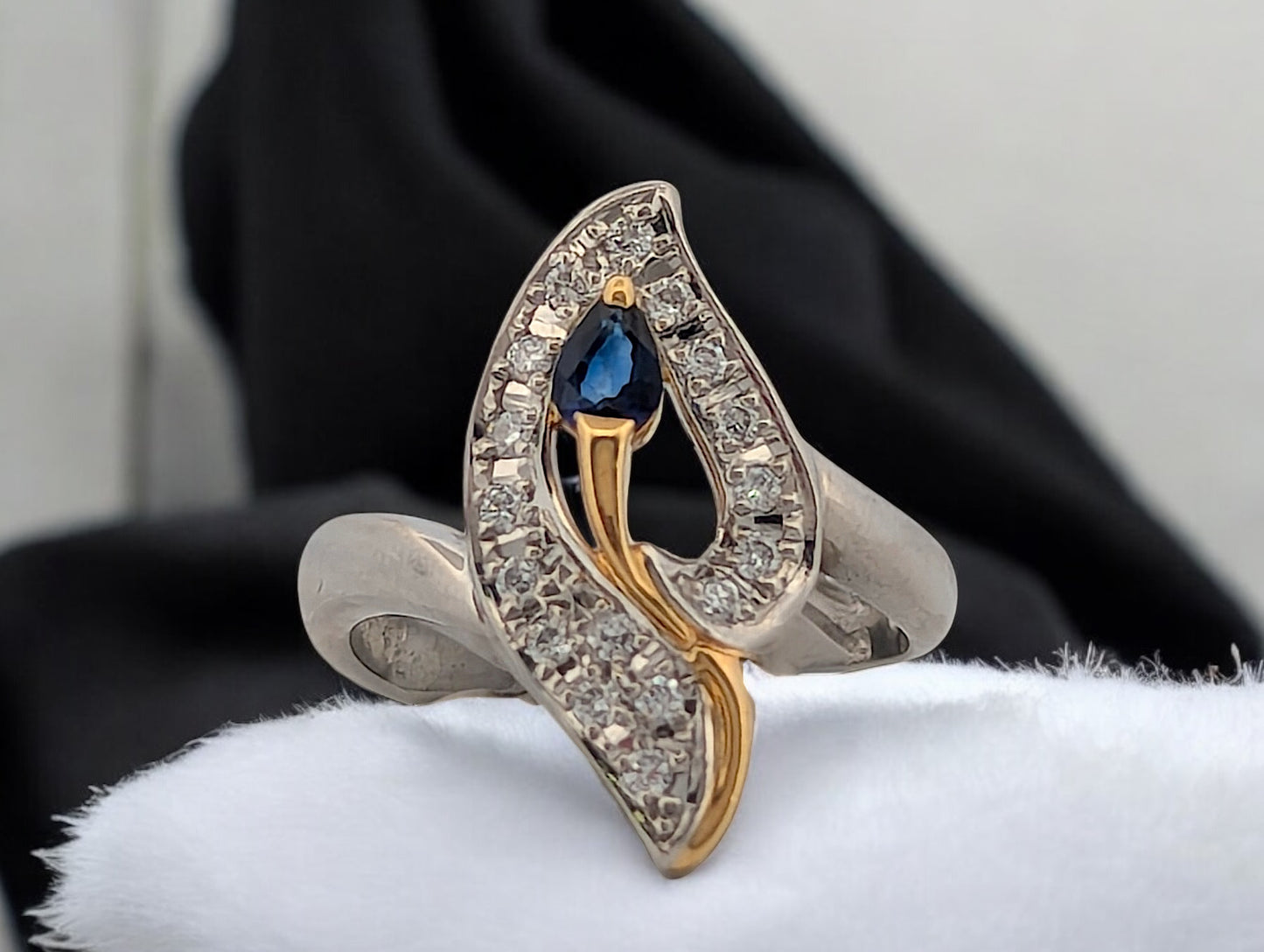 Viola | Platinum and 18K Yellow Gold | Sapphire and Natural Diamond | Ring